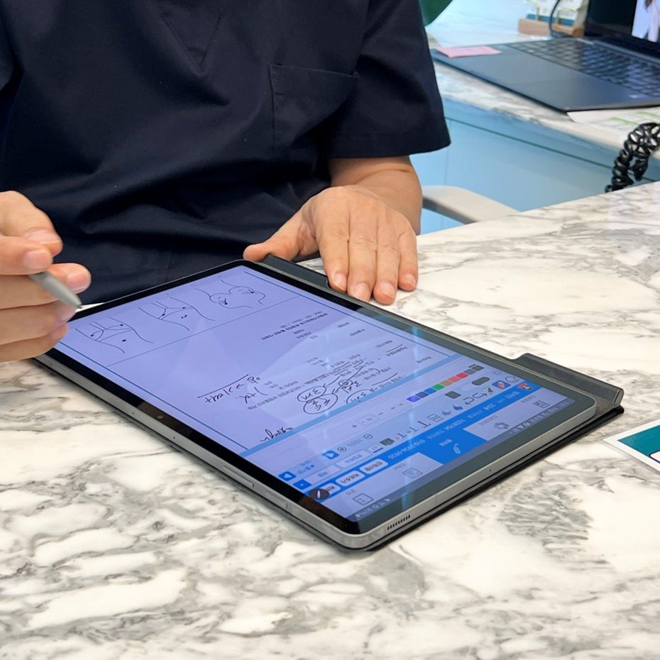 التحقق من تفاصيل الاستبيان الطبي على جهاز لوحي